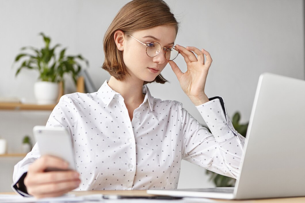 Workspace ergonomis dengan pencahayaan alami dan setup komputer yang tepat